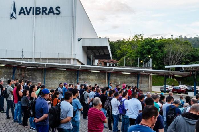 manifestantes em frente a avibrás