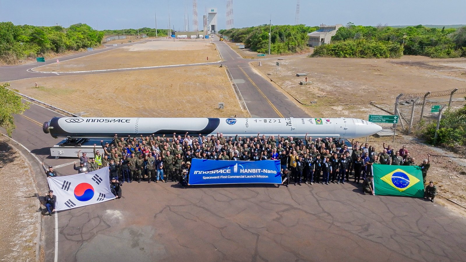 Membros da equipe da INNOSPACE, juntamente com oficiais da Força Aérea Brasileira e da Agência Espacial Brasileira, posam com o primeiro veículo de lançamento comercial da empresa, o HANBIT-Nano, no Centro Espacial de Alcântara, no Brasil. Imagem: Divulgação/Innospace